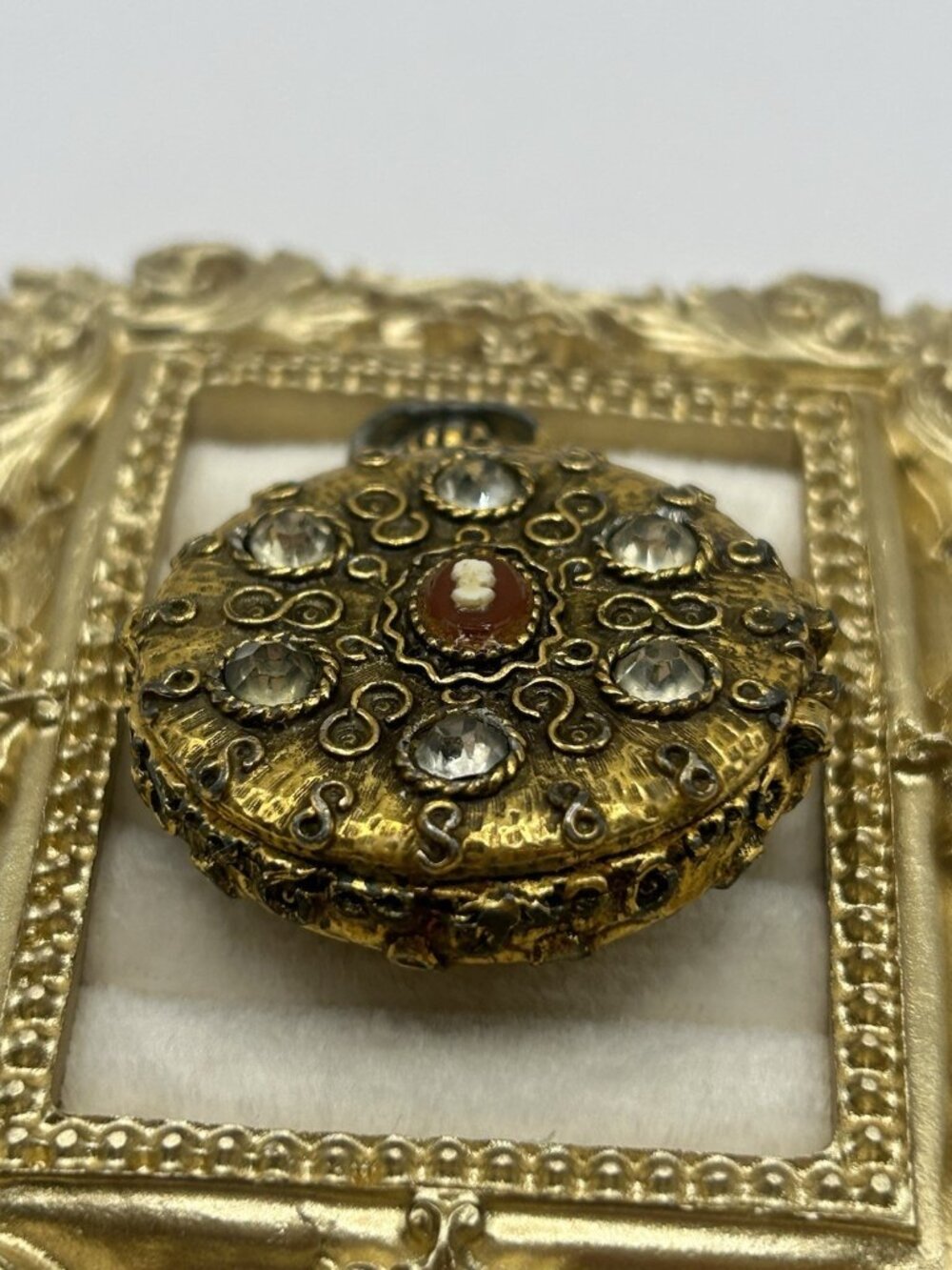 Vintage Mary Chess "Tapestry” Solid Perfume Compact Locket Original tag Cameo - Picture 3 of 16